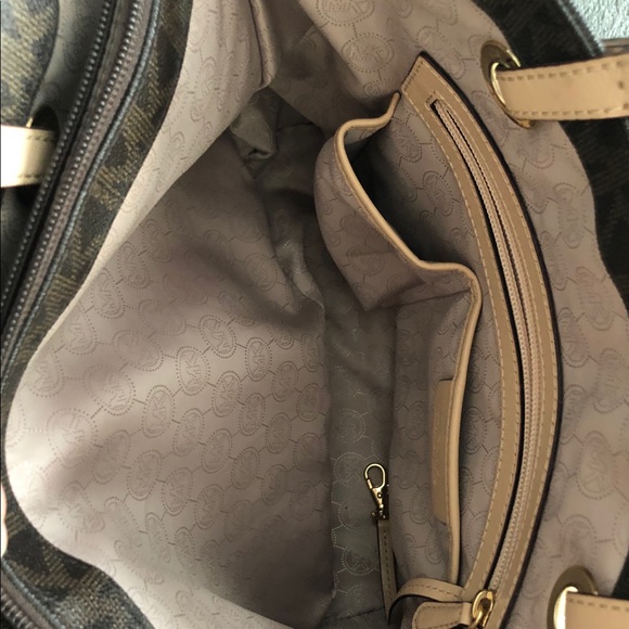 Michael Kors Tote with matching full zip wallet - Picture 4 of 11